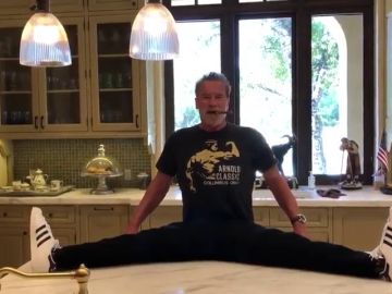 Arnold Schwarzenegger presume de flexibilidad a sus 72 años... pero no todo es lo que parece Arnold Schwarzenegger presume de flexibilidad a sus 72 años... pero no todo es lo que parece