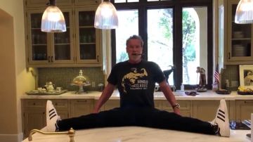 Arnold Schwarzenegger presume de flexibilidad a sus 72 años... pero no todo es lo que parece