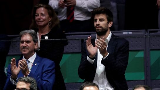 Gerard Piqu&eacute; presenciando la Copa Davis