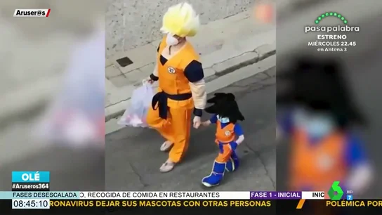 La bonita iniciativa de un padre que se disfraza con su hija para tirar la basura La bonita iniciativa de un padre que se disfraza con su hija para tirar la basura