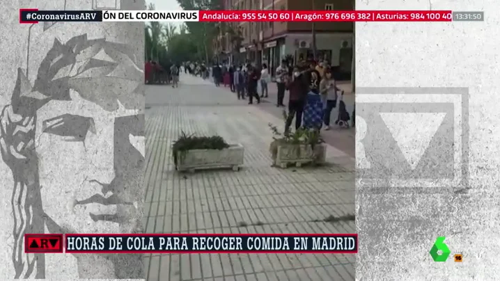 Horas de cola para recoger comida: las imágenes que reflejan la crítica situación a la que se enfrentan los vecinos de Aluche