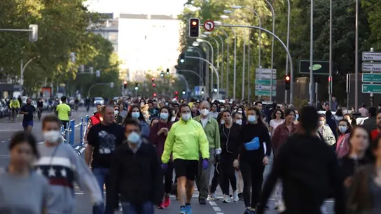 Gente pasea por Madrid con mascarilla Gente pasea por Madrid con mascarilla