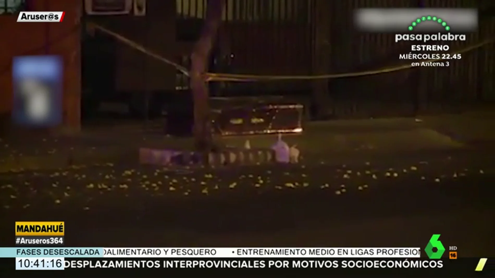 Un coche fúnebre abandona un ataúd con un cadáver dentro en plena calle