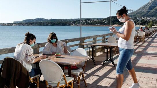 Clientas en una terraza de la localidad alicantina de Denia, que este lunes inicia la fase 1