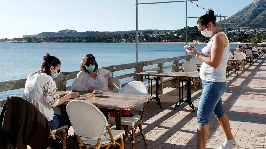 Clientas en una terraza de la localidad alicantina de Denia, que este lunes inicia la fase 1