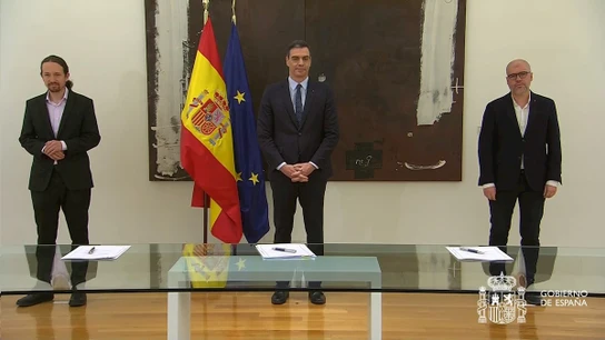 Foto de archivo de la firma de uno de los pactos para prorrogar los ERTE Firma del pacto para prorrogar los ERTE