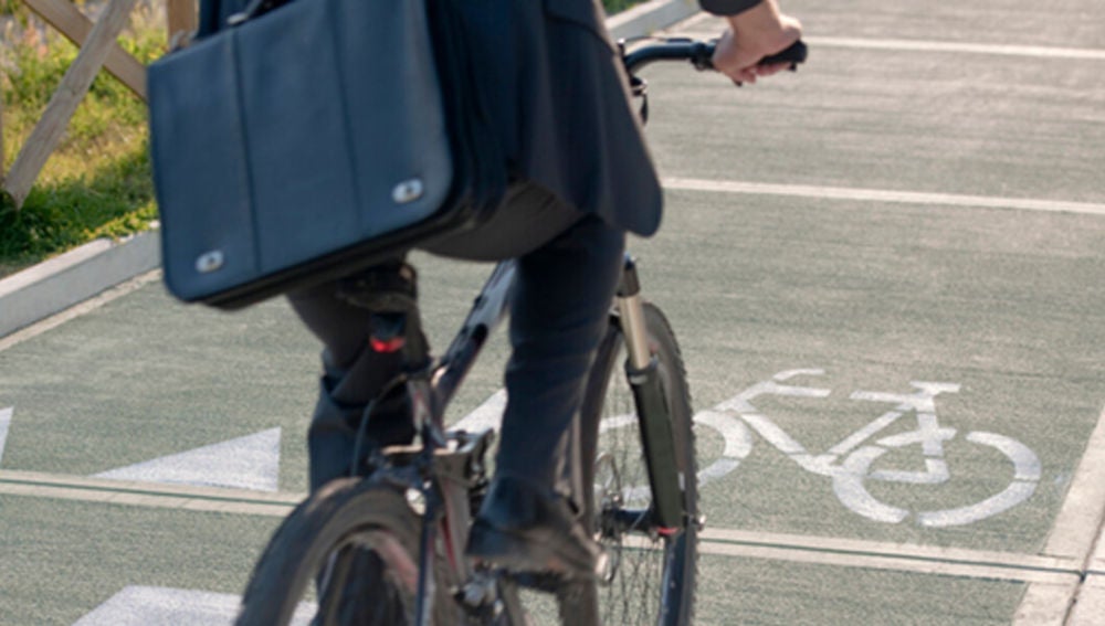Bicicleta por una ciudad.