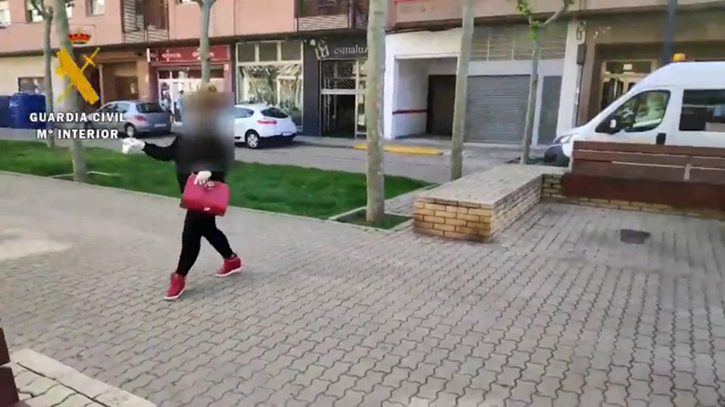 Una mujer con posible COVID-19 se fuga del centro de salud para tomar un café Una mujer con posible COVID-19 se fuga del centro de salud para tomar un café