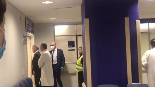 El lehendakari Urkullu, abucheado en su visita al hospital de Cruces por la crisis del coronavirus