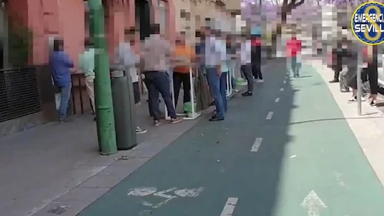 Los clientes en la puerta del bar de Sevilla que ha sido denunciado Los clientes en la puerta del bar de Sevilla que ha sido denunciado