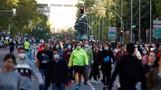 Ciudadanos pasean este domingo en la calle peatonal Menéndez Pelayo, en Madrid Ciudadanos pasean este domingo en la calle peatonal Menéndez Pelayo, en Madrid