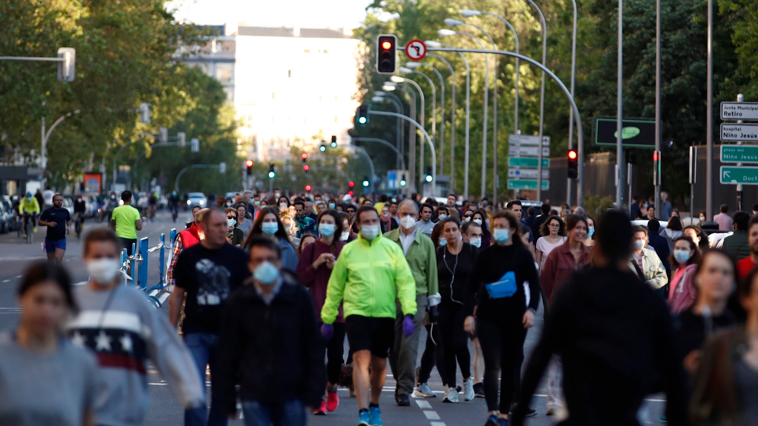 Ciudadanos pasean este domingo en la calle peatonal Menéndez Pelayo, en Madrid