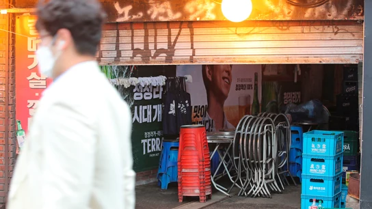 Un hombre pasa por delante de un bar en Sinchon, Seúl, Corea del Sur Un hombre pasa por delante de un bar en Sinchon, Seúl, Corea del Sur
