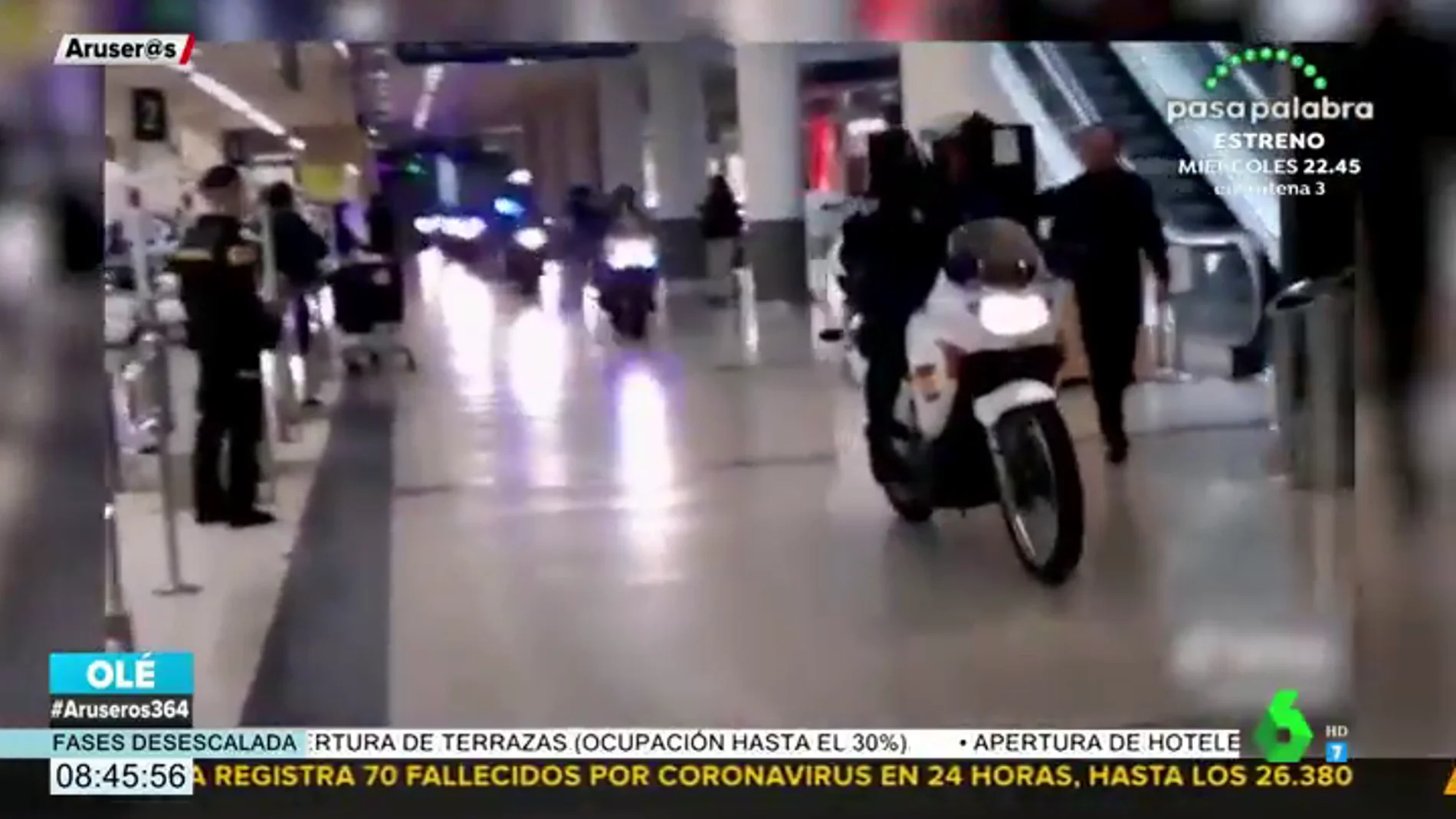 El emotivo gesto de unos agentes de Policía: irrumpen en motos en un supermercado para homenajear a los empleados
