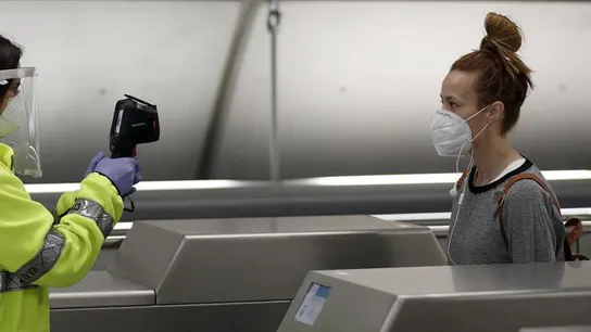 Toma de temperatura en el metro de Bilbao Toma de temperatura en el metro de Bilbao