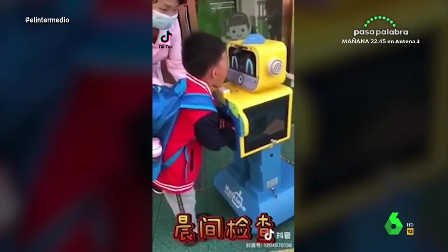 Los niños tienen que desinfectarse exhaustivamente antes de entrar en el aula Los niños tienen que desinfectarse exhaustivamente antes de entrar en el aula