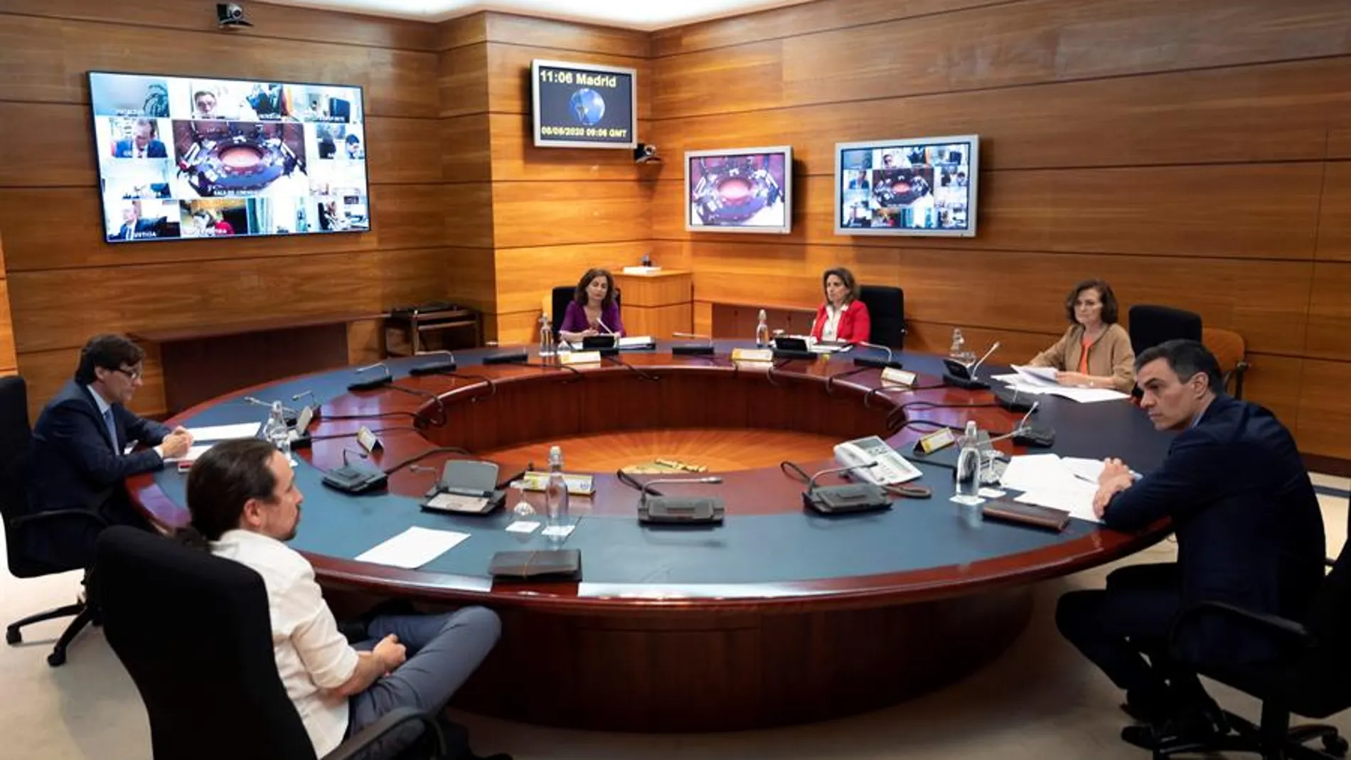 El presidente del Gobierno, Pedro Sánchez (d), preside la reunión del Consejo de Ministros celebrada el pasado viernes en Moncloa. 
