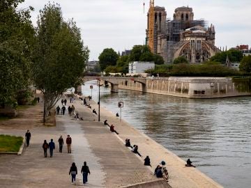 Personas concentradas a las orillas del sena, en París, durante el desconfinamiento Personas concentradas a las orillas del sena, en París, durante el desconfinamiento
