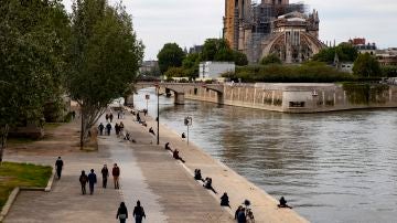 Personas concentradas a las orillas del sena, en París, durante el desconfinamiento