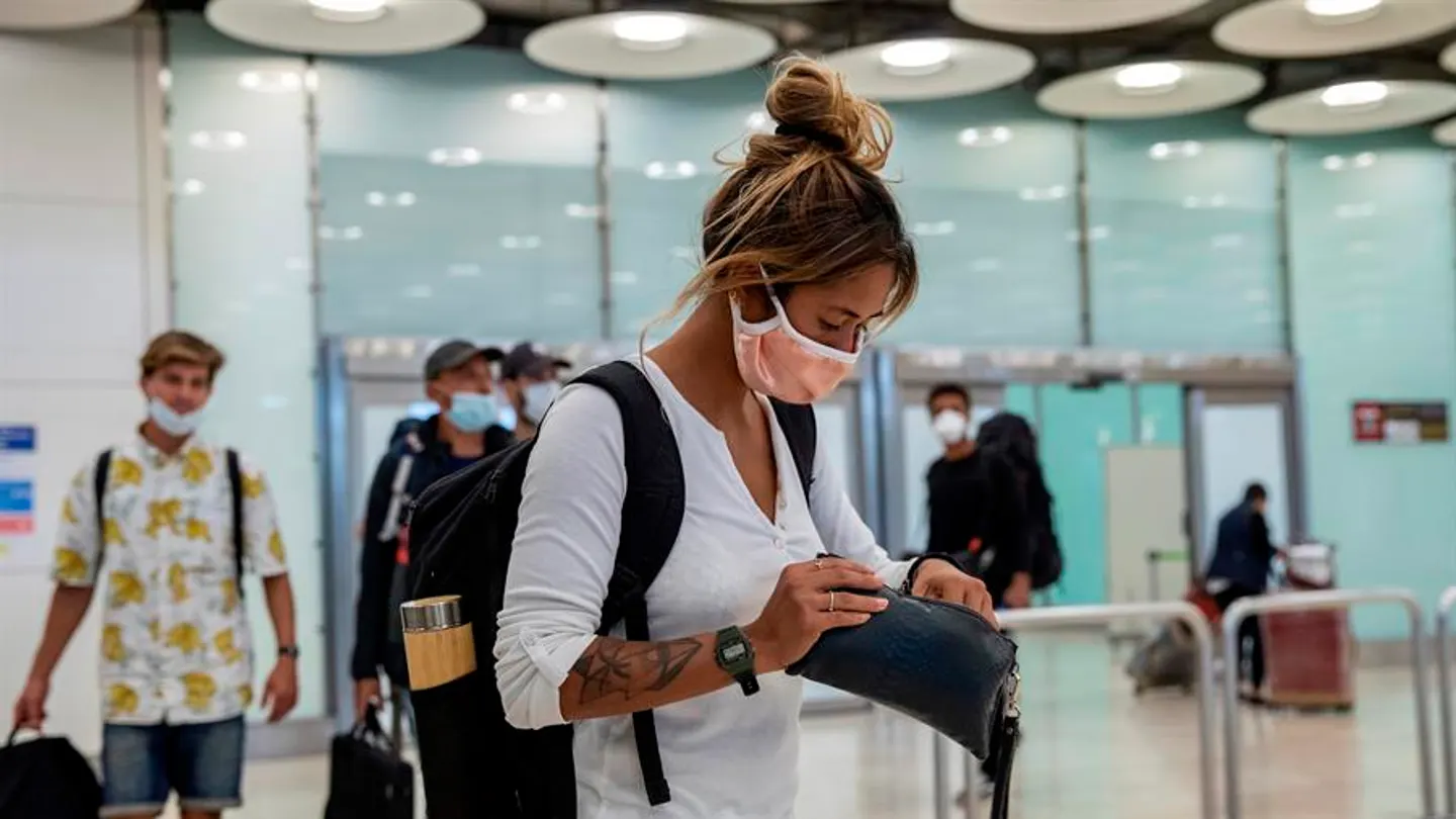 Pasajeros con mascarilla a su llegada al Aeropuerto de Barajas (Archivo) Pasajeros con mascarilla a su llegada al Aeropuerto de Barajas (Archivo)