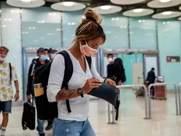 Pasajeros con mascarilla a su llegada al Aeropuerto de Barajas (Archivo)
