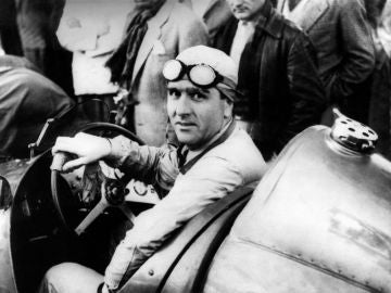 El piloto italiano de Fórmula 1 Emilio Giuseppe ""Nino"" Farina al volante de su coche en una imagen de 1950