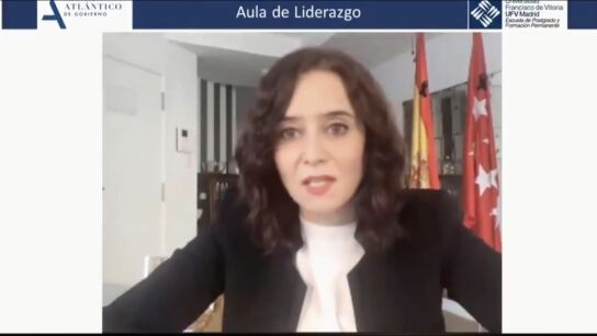 Ayuso participa virtualmente en una charla universitaria.