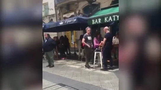 Varios bares de Bilbao cierran sus terrazas el primer día de la fase 1 ante la afluencia masiva de clientes Varios bares de Bilbao cierran sus terrazas el primer día de la fase 1 ante la afluencia masiva de clientes