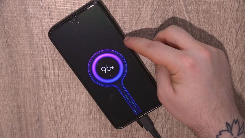 ¿Es malo para la batería utilizar el móvil mientras se está cargando?