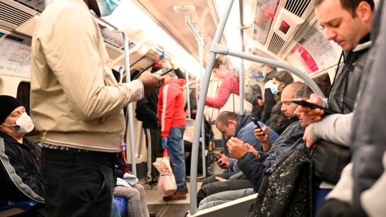 Personas viajando en el metro de Londres, Reino Unido, hoy