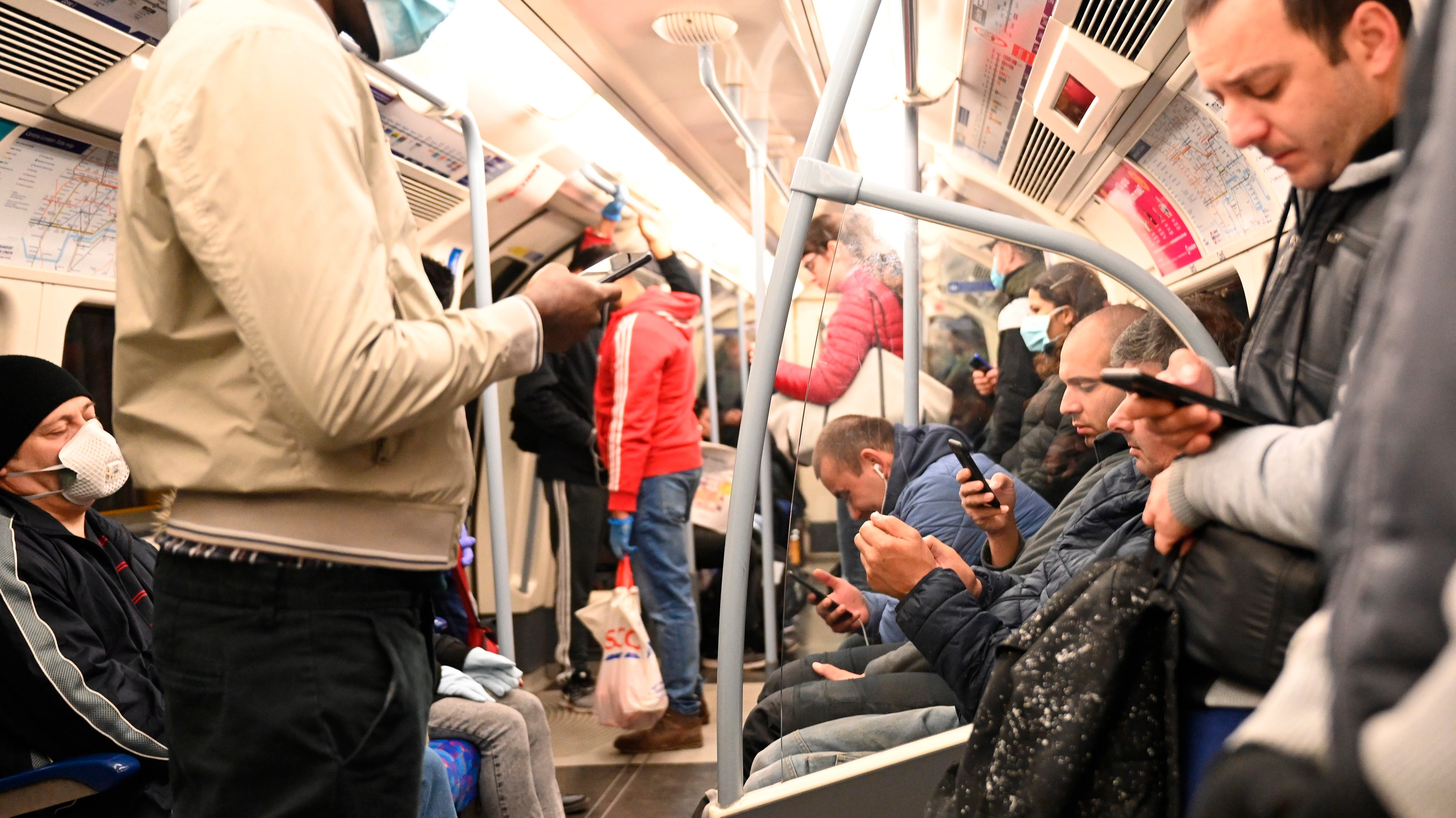 Personas viajando en el metro de Londres, Reino Unido, hoy