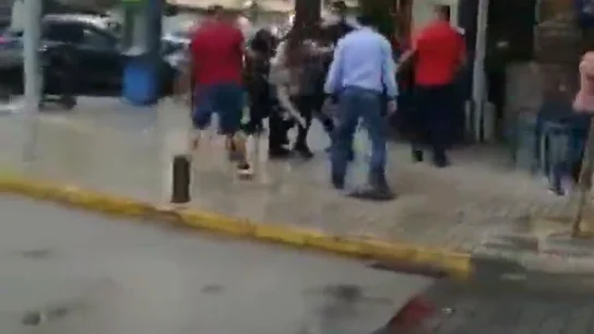 La Policía Nacional reduce a varias personas durante una reyerta en Gandía en pleno estado de alarma La Policía Nacional reduce a varias personas durante una reyerta en Gandía en pleno estado de alarma