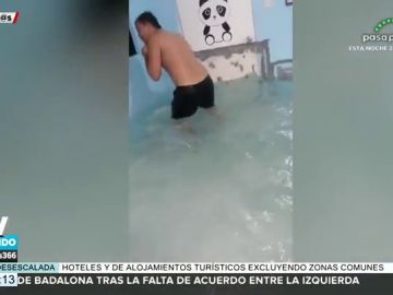 Una familia inunda una de las habitaciones de su casa para convertirlo en su propia piscina particular Una familia inunda una de las habitaciones de su casa para convertirlo en su propia piscina particular