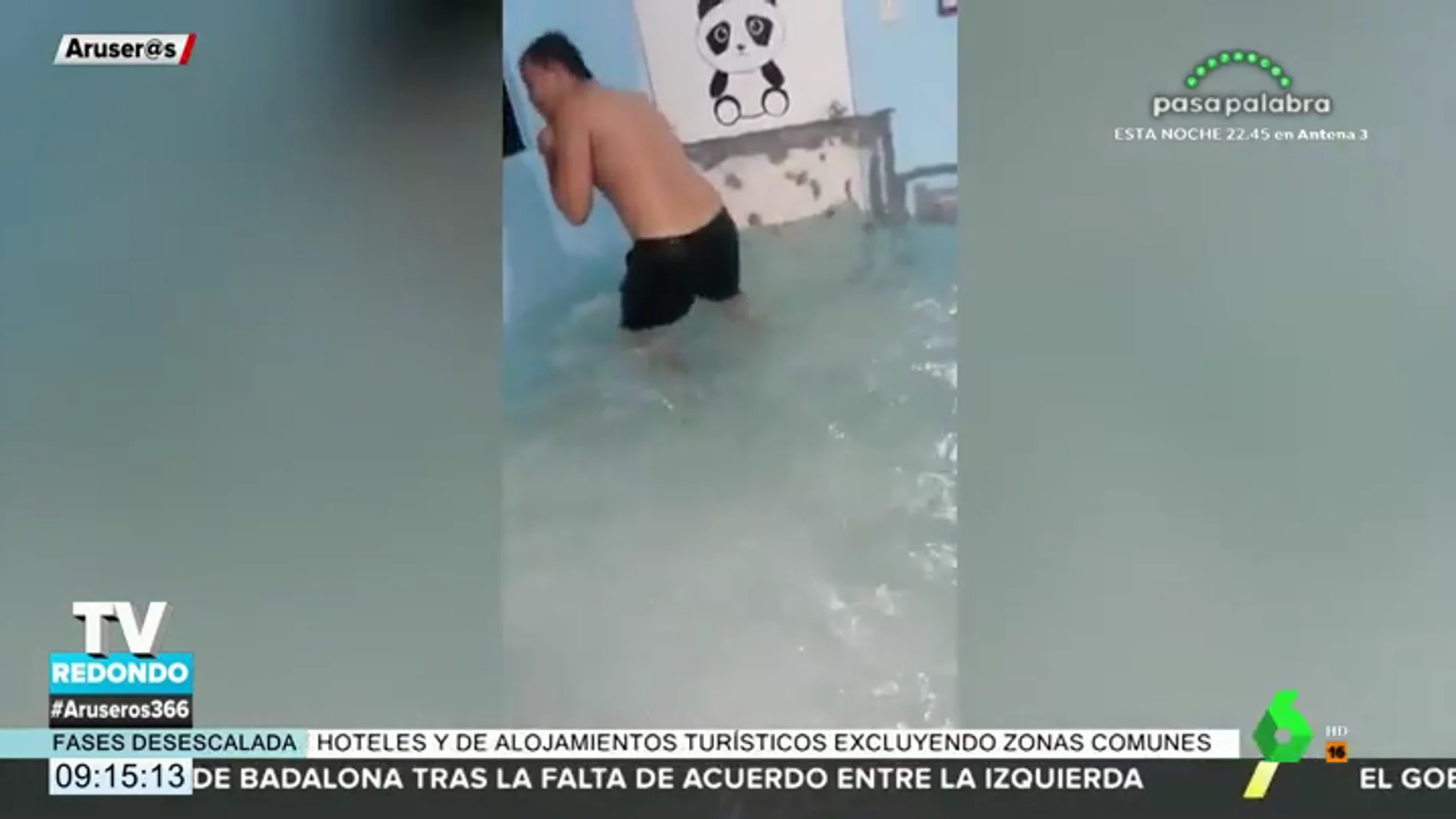Una familia inunda una de las habitaciones de su casa para convertirlo en su propia piscina particular
