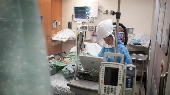 Paciente con coronavirus en cuidados intensivos de un hospital. Paciente con coronavirus en Cuidados Intensivos en San Diego, California