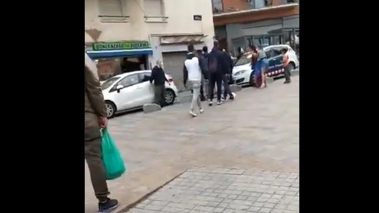 Imagen de la pelea multitudinaria en un barrio de Badalona Imagen de la pelea multitudinaria en un barrio de Badalona