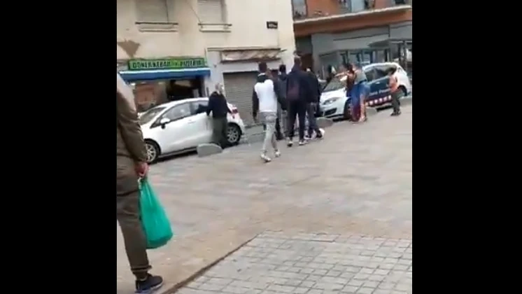 Imagen de la pelea multitudinaria en un barrio de Badalona