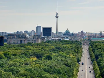 Vista desde la Siegessäule al Tiergarten y al centro de la ciudad Dirección torre de televisión Vista desde la Siegessäule al Tiergarten y al centro de la ciudad Dirección torre de televisión