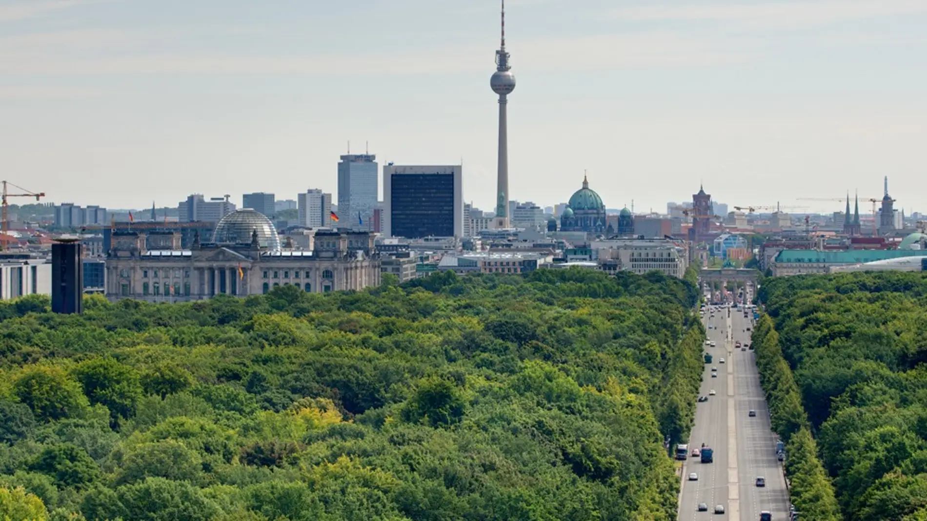 Vista desde la Siegessäule al Tiergarten y al centro de la ciudad Dirección torre de televisión