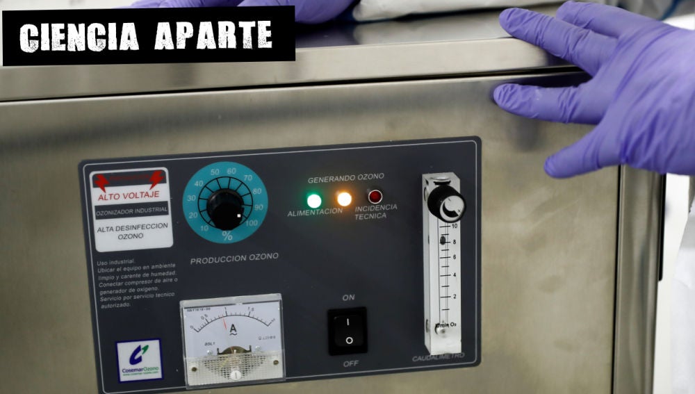 Un operario controla una máquina de desinfección con ozono