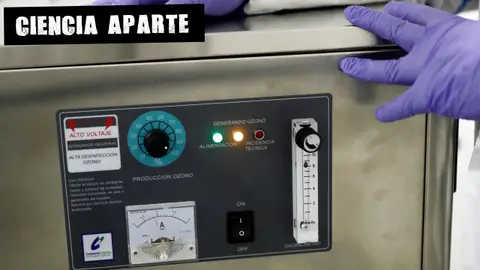 Un operario controla una máquina de desinfección con ozono El Muro