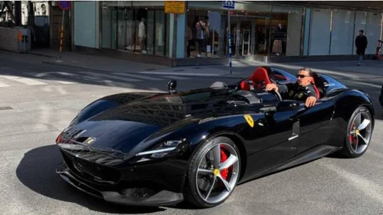 Zlatan Ibrahimovix en su Ferrari. Zlatan Ibrahimovix en su Ferrari.