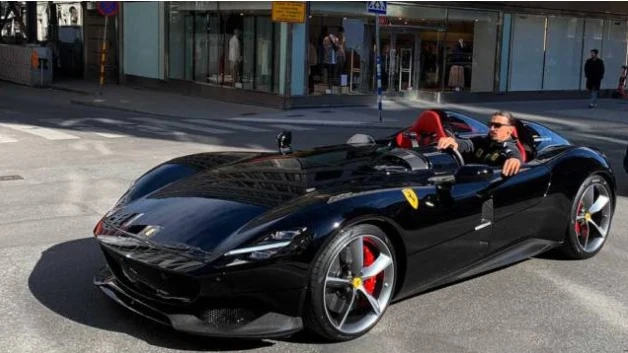 Zlatan Ibrahimovix en su Ferrari.