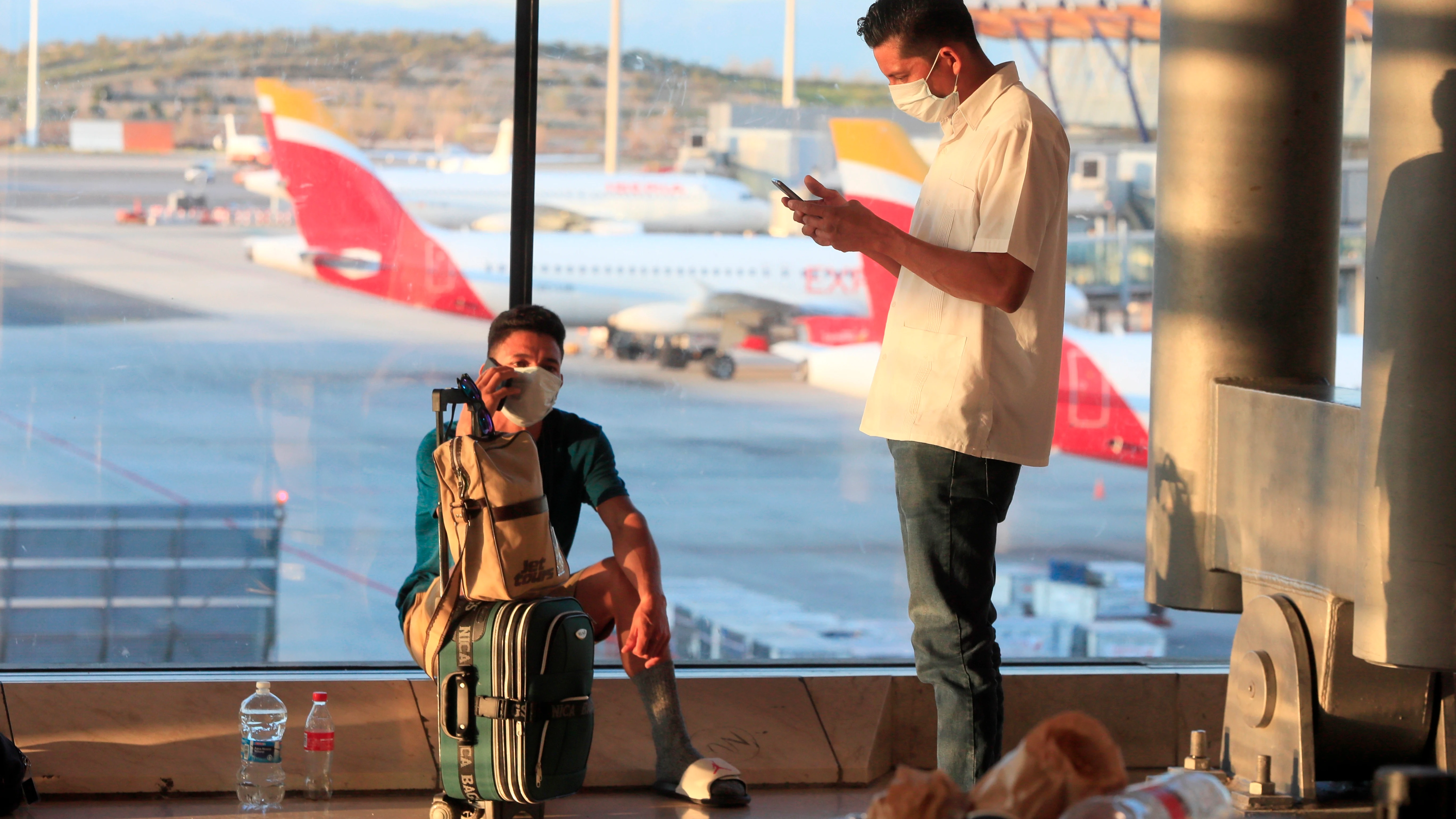 Tutristas en el aeropuerto Adolfo Suárez Madrid Barajas, en Madrid.