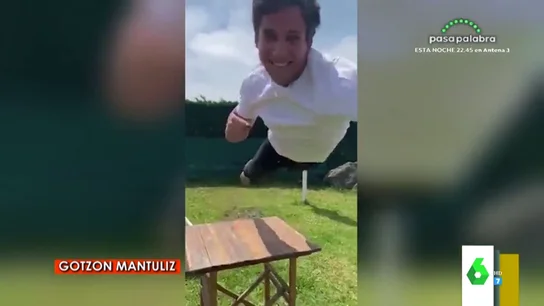 El puñetazo de Gotzon Mantúliz a lo Superman: así ha sido su espectacular vuelo por encima de una mesa El puñetazo de Gotzon Mantúliz a lo Superman: así ha sido su espectacular vuelo por encima de una mesa