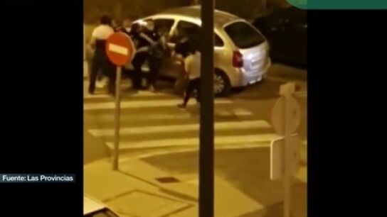 Los j&oacute;venes agrediendo a los agentes de Polic&iacute;a Local en Paterna