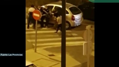 Los jóvenes agrediendo a los agentes de Policía Local en Paterna