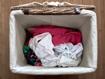 Un cesto de la ropa Un cesto de la ropa