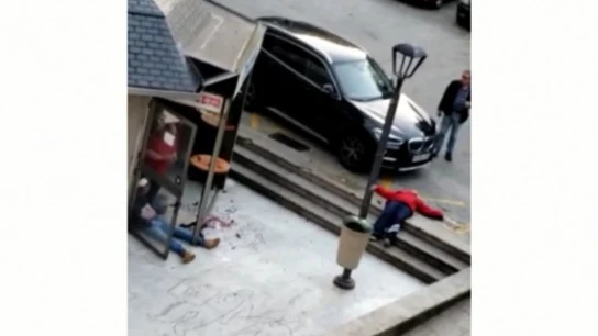 Los dos heridos, en el suelo, tras la agresión Los dos heridos, en el suelo, tras la agresión