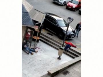 Los dos heridos, en el suelo, tras la agresión Los dos heridos, en el suelo, tras la agresión